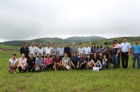 云南省水牛育肥及產業(yè)化研討會、 云南省肉牛技術創(chuàng)新戰(zhàn)略聯(lián)盟會專家一行蒞臨騰沖東山牧場考察調研